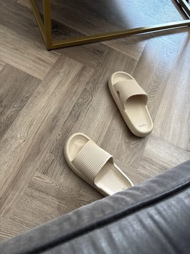 Customer photo review of HappyFlops