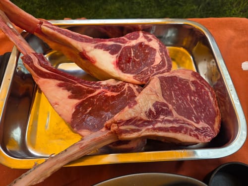 Reseña con foto de un cliente sobre Rib Eye Tomahawk Steaks