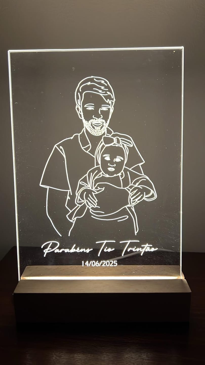 Customer photo review of Lâmpada Retrato Line Art Personalizado