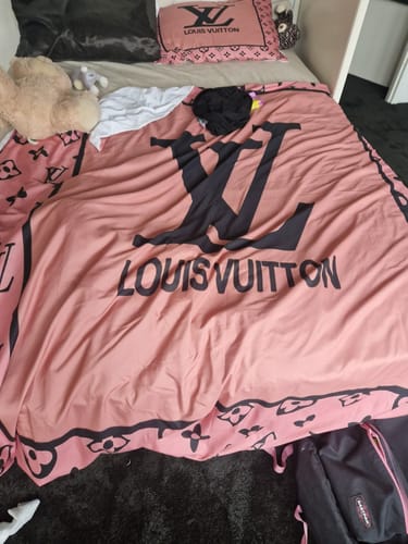 Customer photo review of louis Vuitton comforter set pink and black