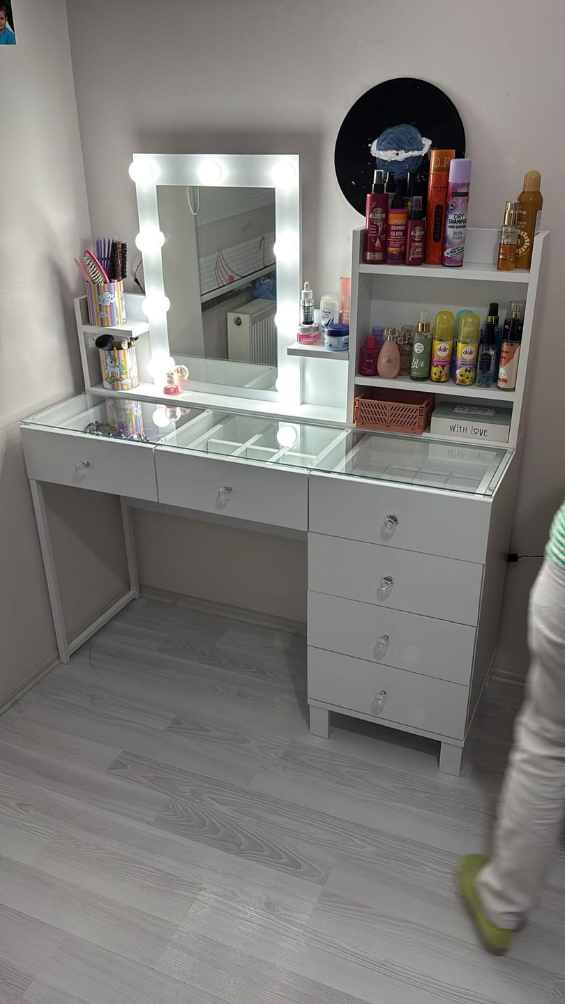 Customer photo review of Rani BJ141 Hollywood Işıklı Aynalı Kulis Makyaj Masası Cam Tablalı 6 Çekmeceli Takı Düzenleyici Beyaz