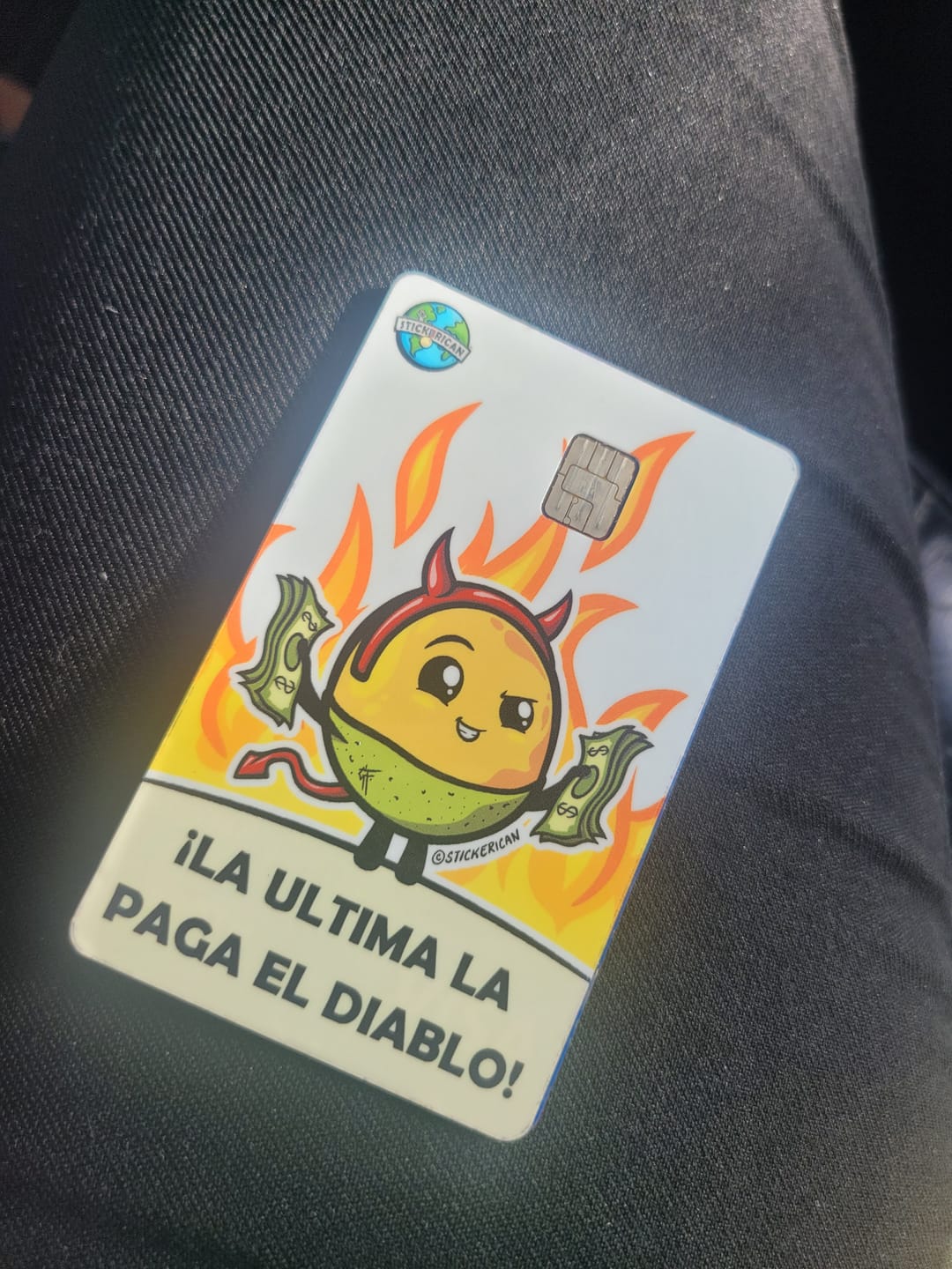 Customer photo review of La Última La Paga el Diablo - Sticker para Tarjeta de Crédito