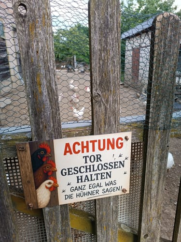 Customer photo review of Achtung Tor geschlossen halten mit Hühner Motiv - Gartenschild