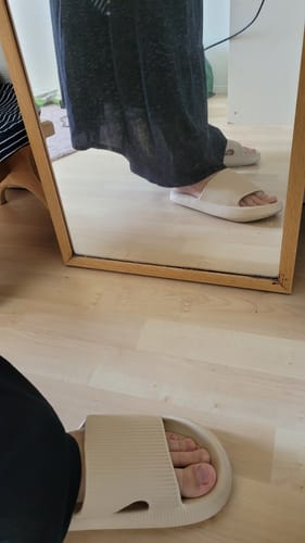 Customer photo review of HappyFlops