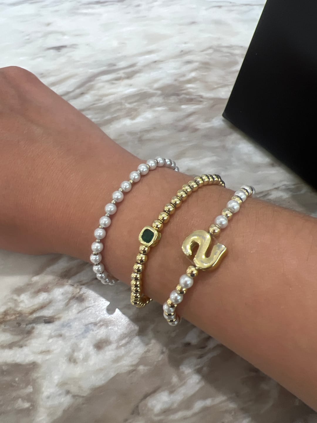 Customer photo review of Pulsera Bolitas Doradas y Perlas Con Inicial