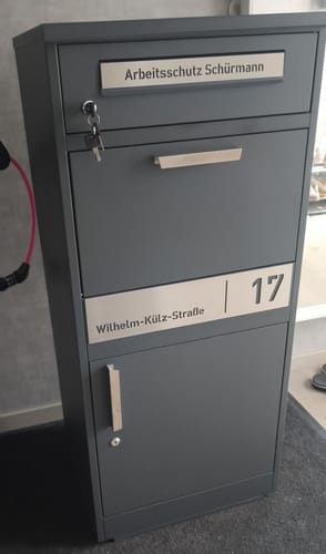 Customer photo review of Paketbox PB1 mit Briefkasten | anthrazit - RAL7016 | personalisiert mit Edelstahl-Schild