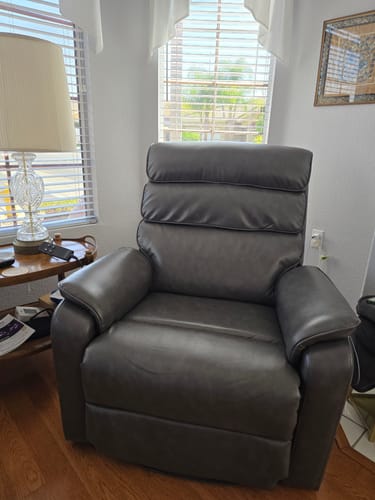 Customer photo of an Irene House 9188ET lift recliner at home