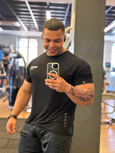Customer photo review of Camiseta Unbreakable Crew - Black