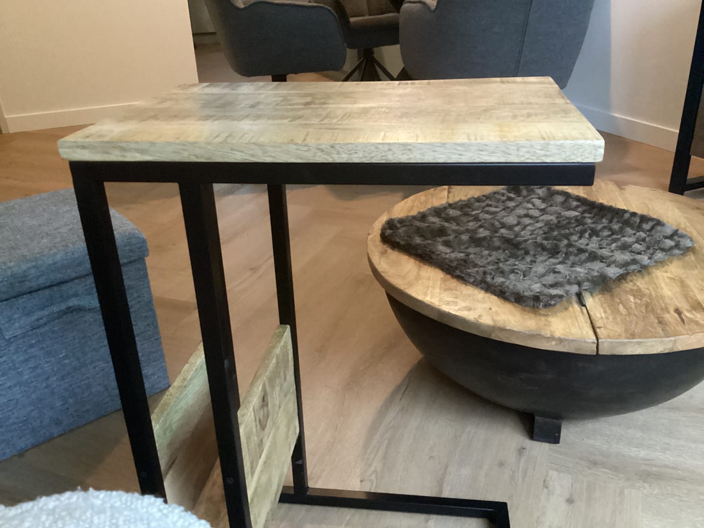 Customer photo review of Bijzettafel voor over de bank | Mangohout en Staal | 45x29x69cm