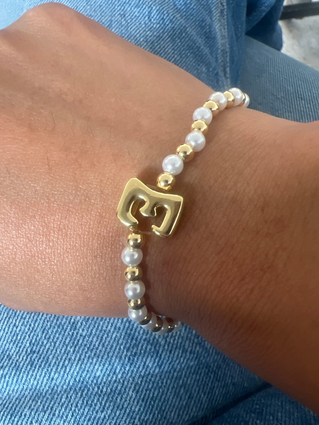 Customer photo review of Pulsera Bolitas Doradas y Perlas Con Inicial