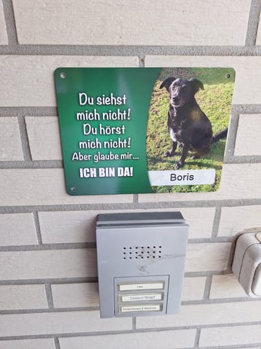 Customer photo review of Hunde-Türschild personalisiert mit Foto & Text (UV- und wetterfest)
