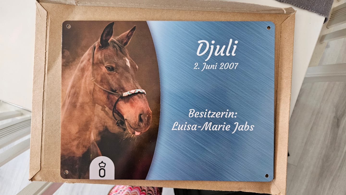 Customer photo review of Pferde Boxenschild mit Foto & Wunschtext (UV- und wetterfest)