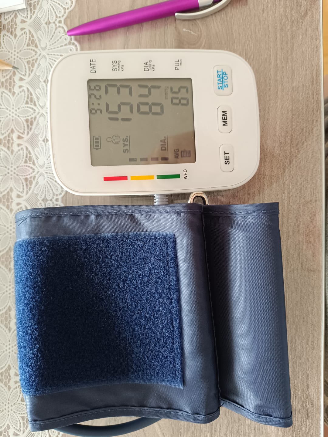 Customer photo review of Vollautomatisches Oberarm-Blutdruckmessgerät mit digitalem Display / Mit komfortabler Manschette und Speicherfunktion / Blutdruck- und Pulsmessung