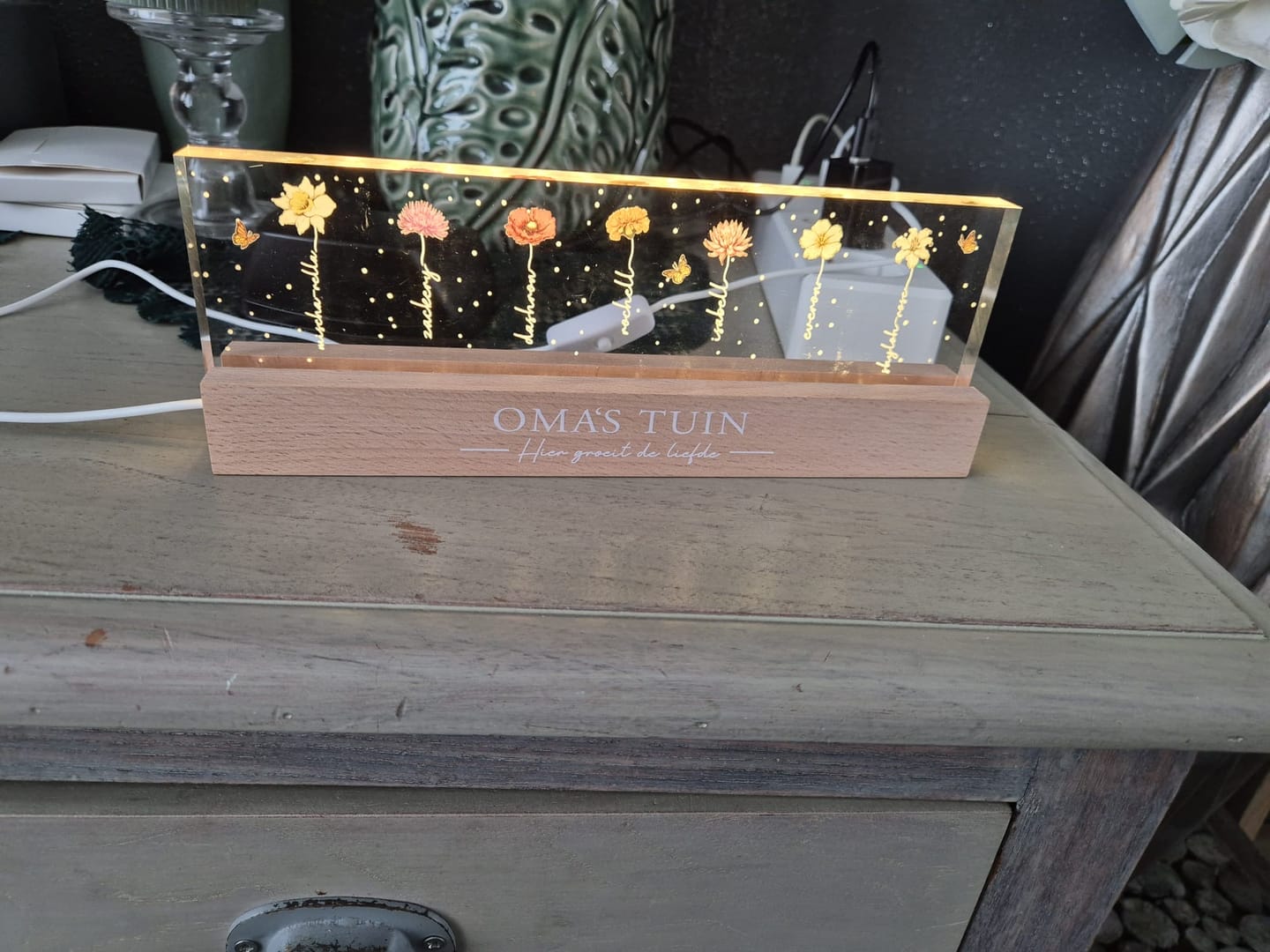 Customer photo review of Oma's Tuin - Gepersonaliseerd LED-display met bloemen en namen