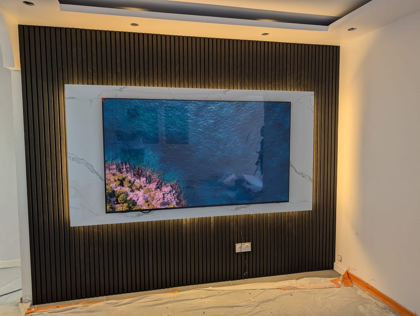 Customer photo review of Panneau Mural PVC Effet Marbre Blanc 260x120x0.3 cm