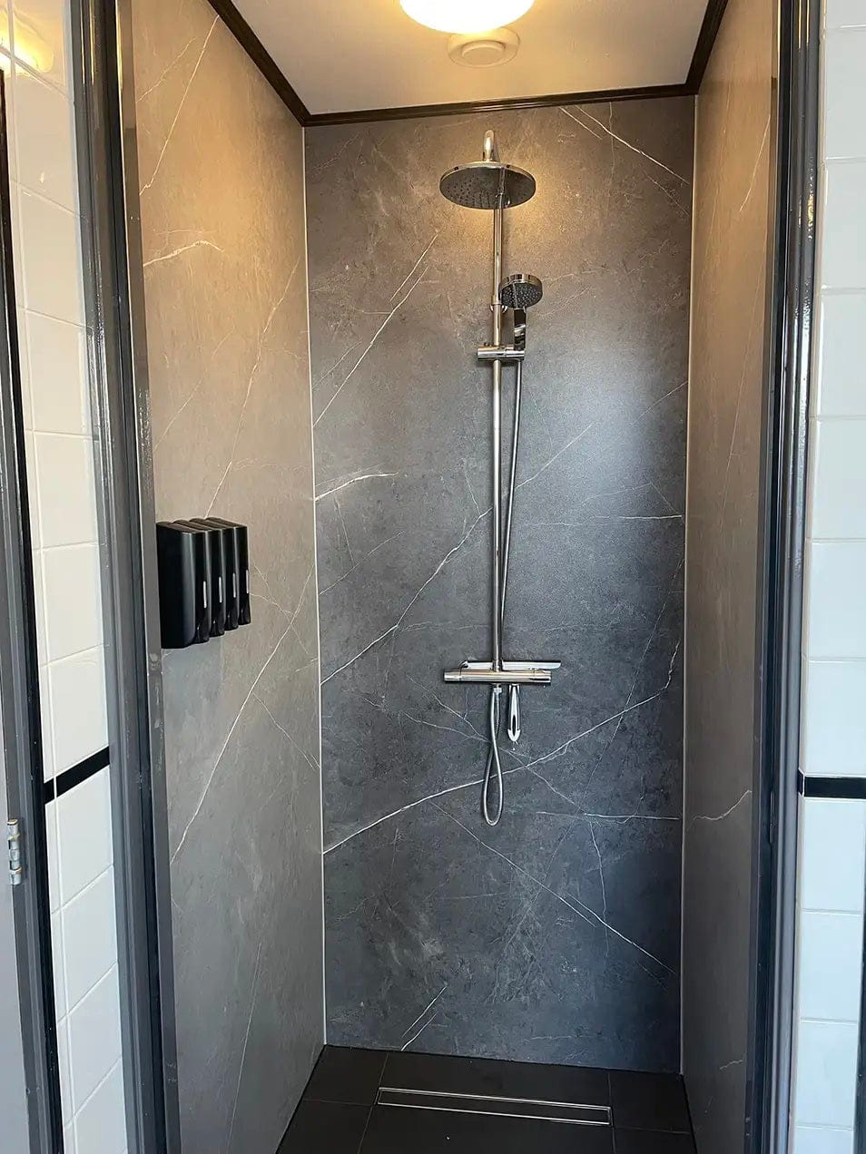 Customer photo review of Panneau PVC Effet Marbre Bleuté avec Veine Doré Oslo
