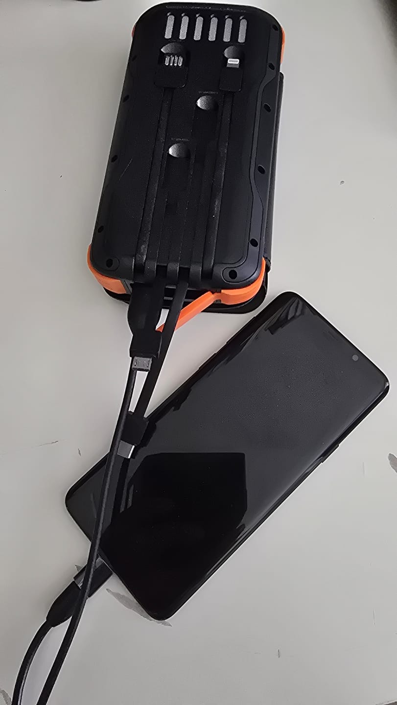 Customer photo review of Siltcon® Draadloze Powerbank 30000 mAh  – 4 Zonnepanelen