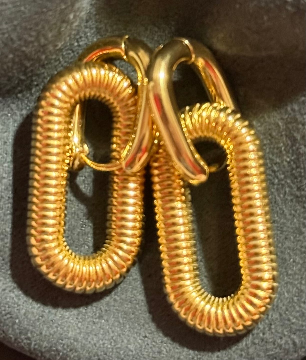 Customer photo review of Par Arracada Con Dije Ovalado