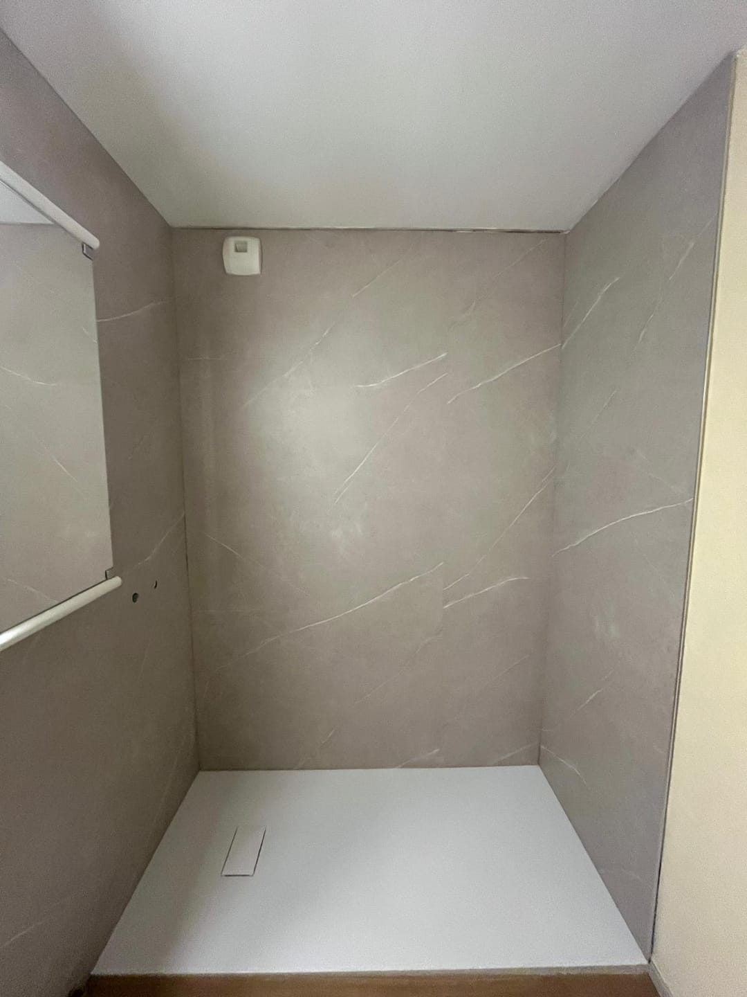 Customer photo review of Panneaux Muraux SPC Marbre Beige Mat 260x120x0.4 cm