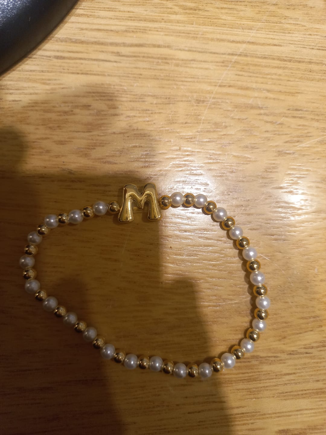 Customer photo review of Pulsera Bolitas Doradas y Perlas Con Inicial