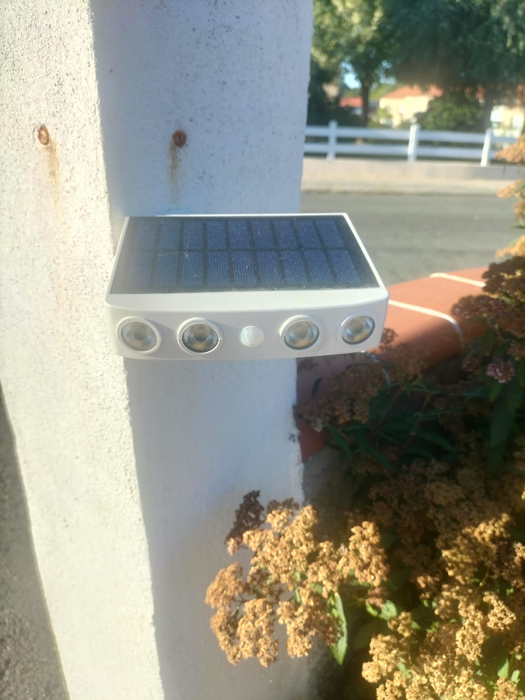 Customer photo review of Lampe murale solaire Puissante à détecteur de mouvements
