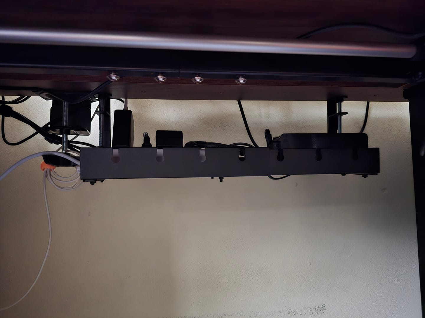 Customer photo review of Bandeja Ajustable para Organización de Cables Bajo Escritorio