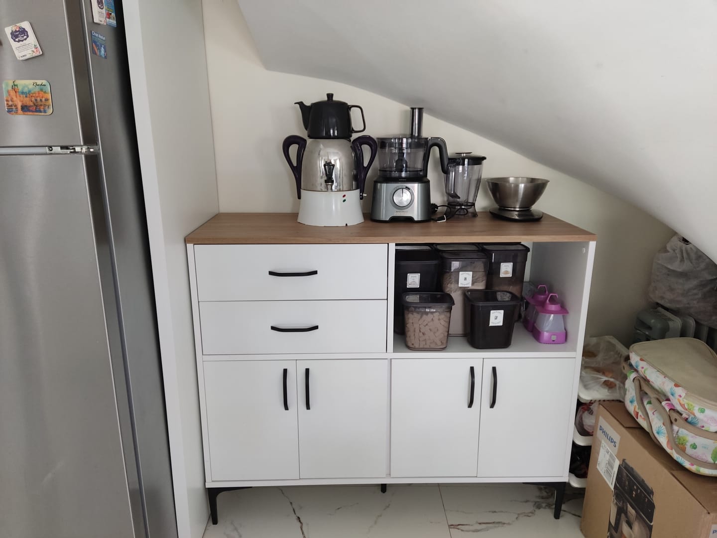 Customer photo review of Rani JE206 Kahve Köşesi Çok Amaçlı Dolap 4 Kapaklı 2 Çekmeceli Kiler Mutfak Dolabı Beyaz - Sepet Ceviz