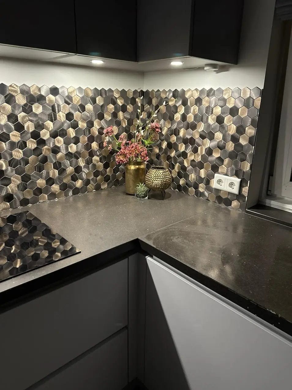 Customer photo review of Crédence Mosaique Autocollant Noir Doré pour Cuisine et Salle de Bain