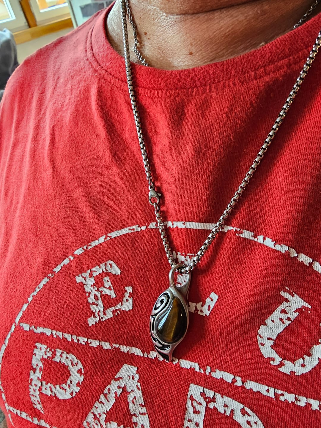 Customer photo review of Pendentif "Bouclier Tribal" en Oeil de Tigre