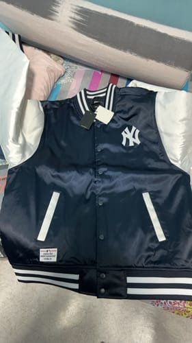 Customer photo review of New York Yankees Timeless Minimal Black Light Padded Baseball Jacket