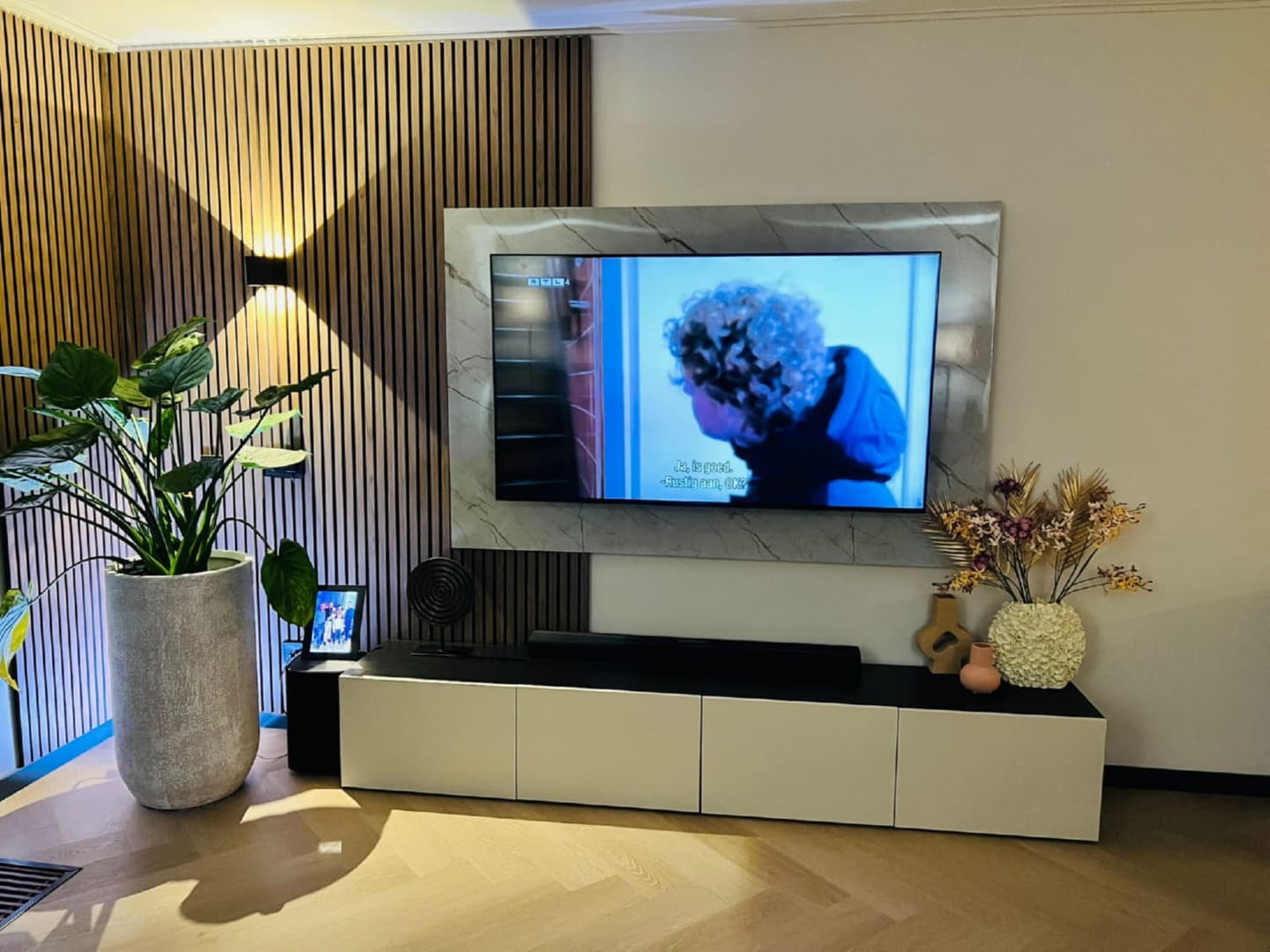 Customer photo review of Panneau Acoustique Bois 260 x 60 cm Noyer Feutrine Noir Décoration Mural