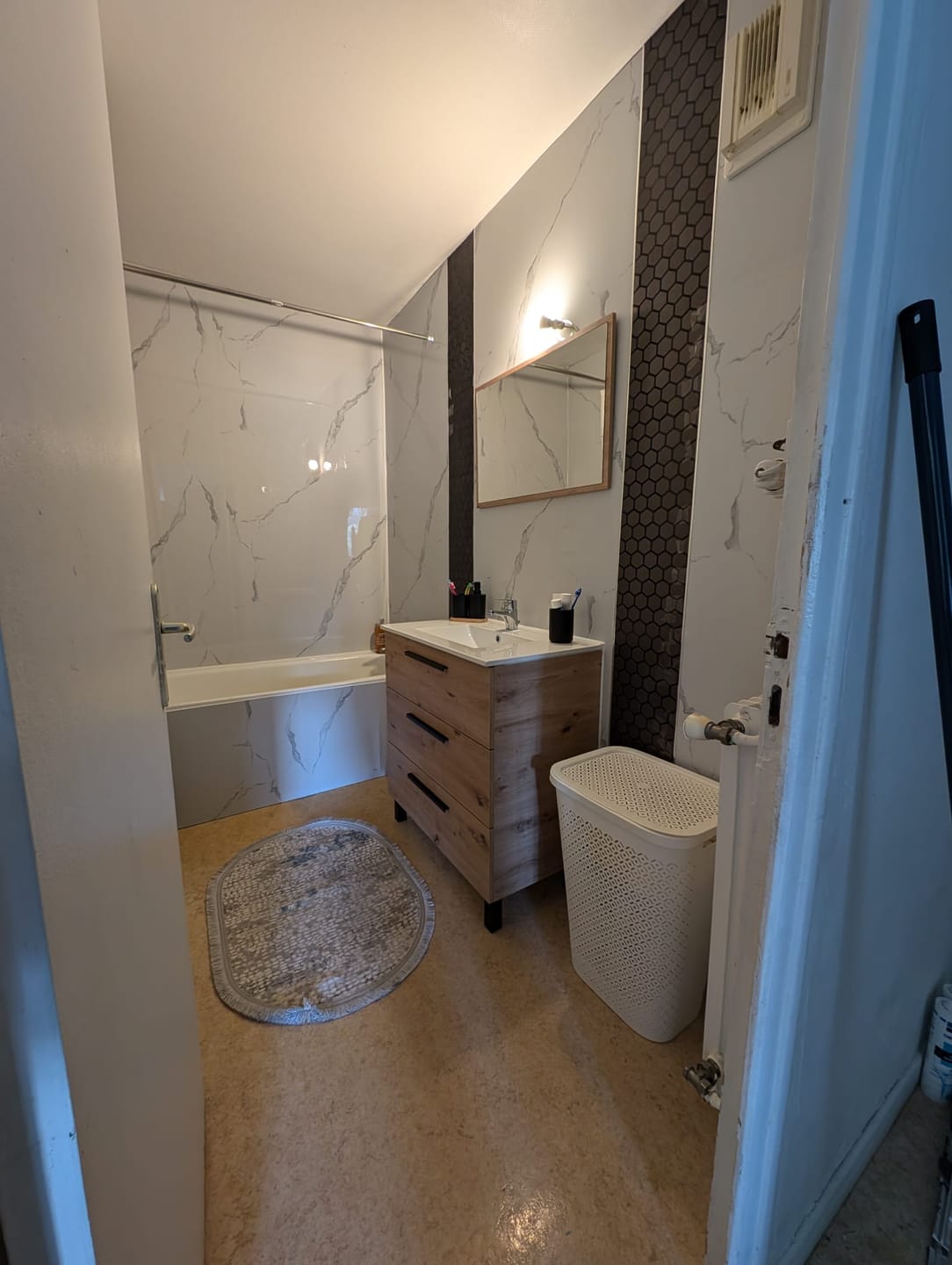 Customer photo review of Panneau Mural PVC Effet Marbre Blanc 260x120x0.3 cm