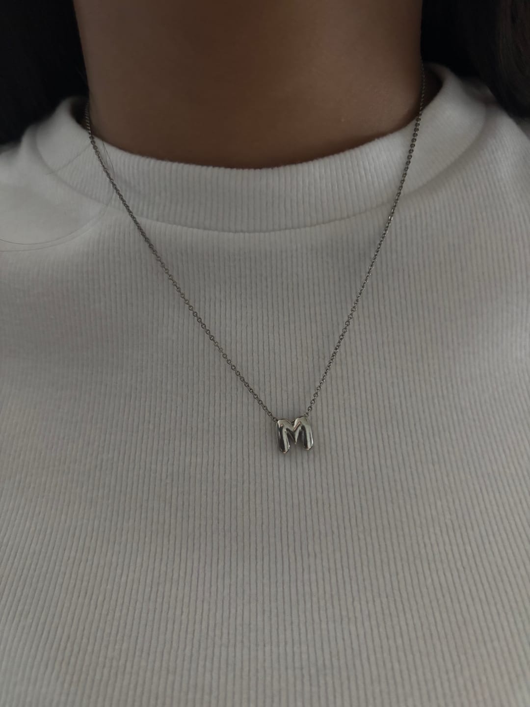 Customer photo review of Collar Plateado Mini Inicial Bubble