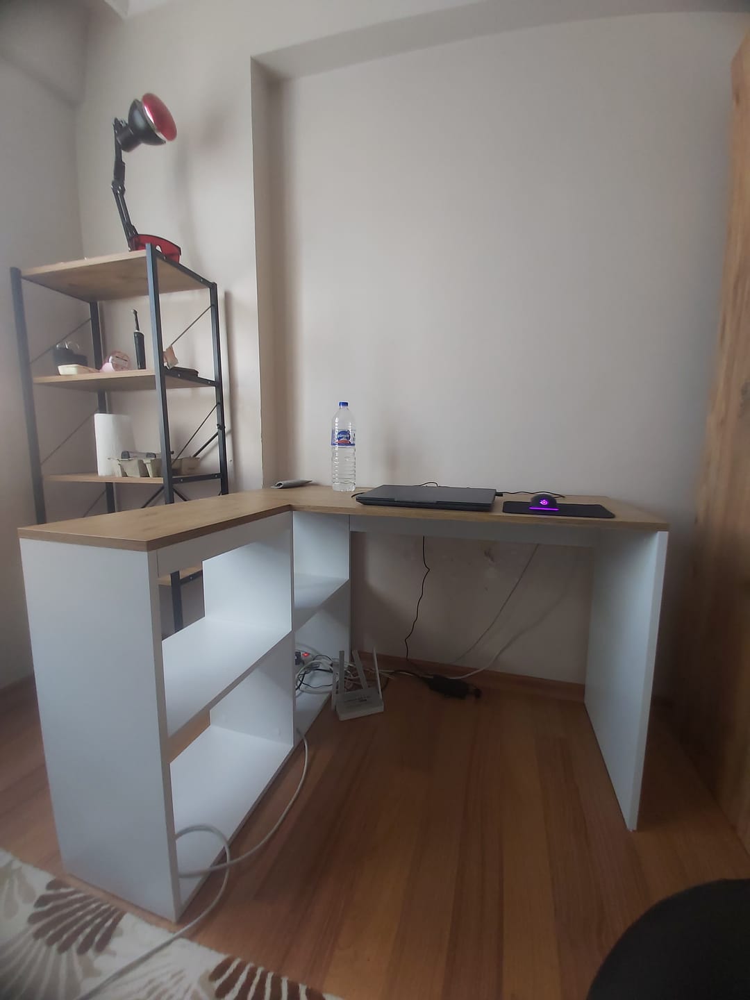 Customer photo review of Rani HA113 Çalışma Ofis Bilgisayar Masası 4 Raflı Köşeli Masa Beyaz - Sepet Ceviz 120 cm
