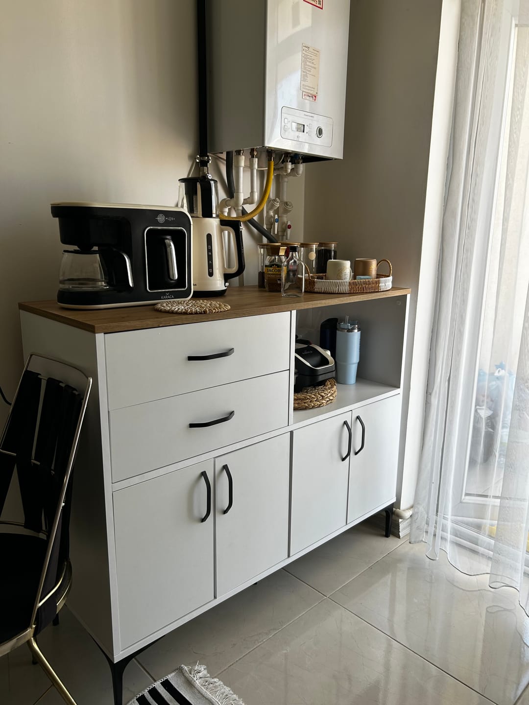 Customer photo review of Rani JE206 Kahve Köşesi Çok Amaçlı Dolap 4 Kapaklı 2 Çekmeceli Kiler Mutfak Dolabı Beyaz - Sepet Ceviz