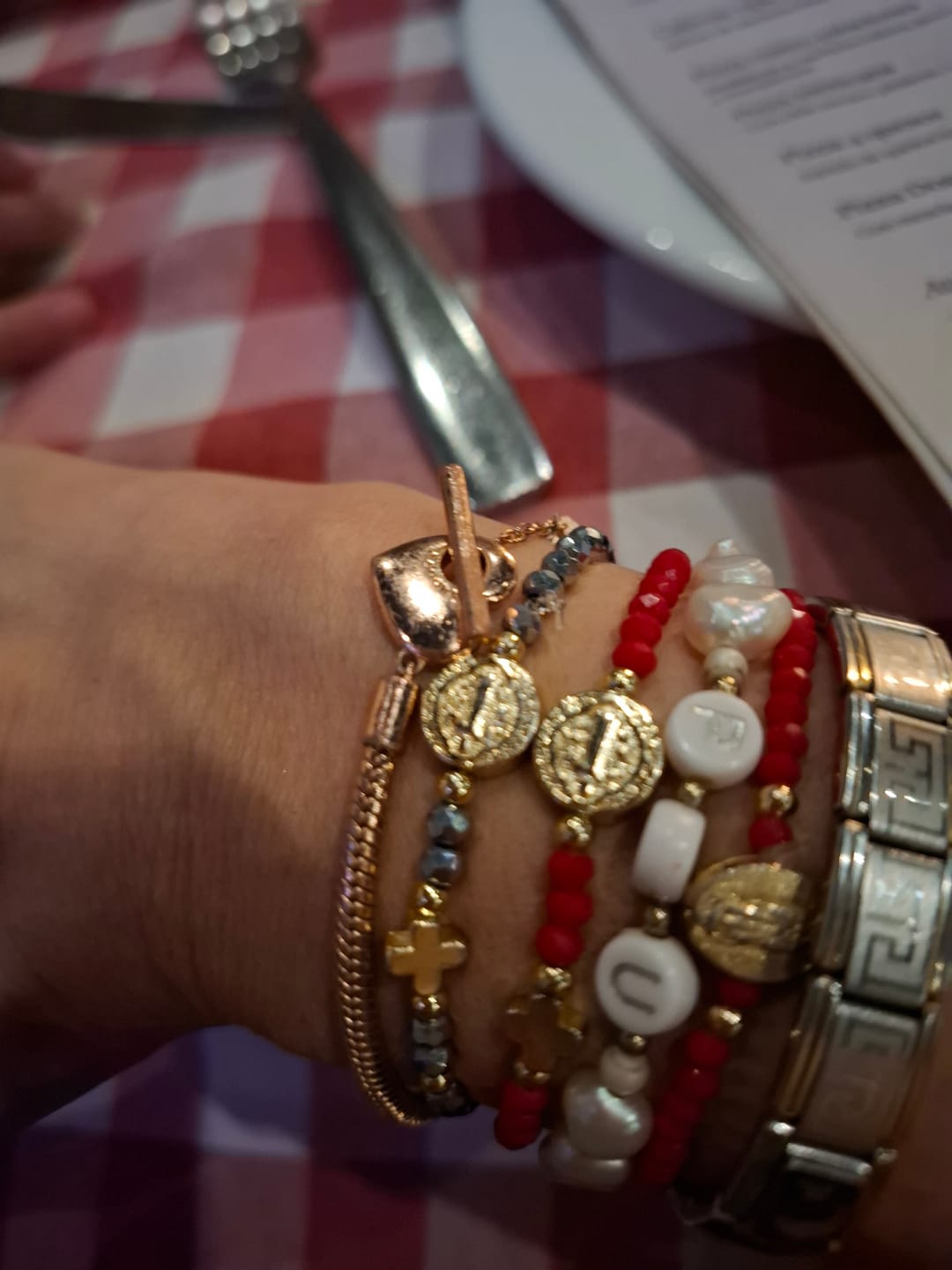 Customer photo review of Pulsera Chaquiras Con San Benito y Cruz