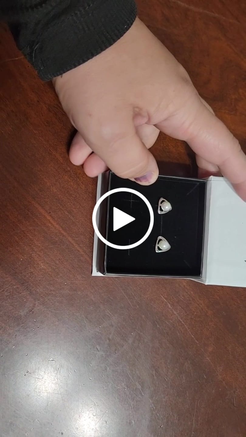 Customer video review of Winnie 18k White Gold Plated Pearl Stud Earrings