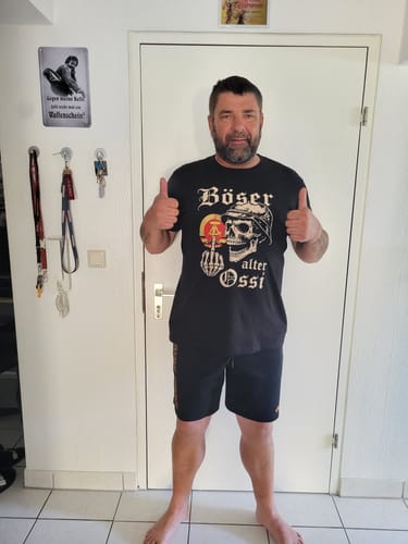 Customer photo review of Böser alter Ossi - Premium T-Shirt