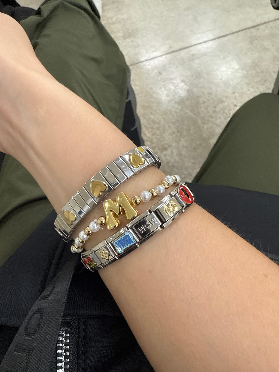 Customer photo review of Pulsera Bolitas Doradas y Perlas Con Inicial