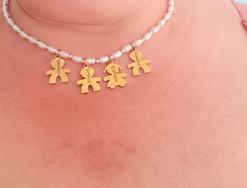 Customer photo review of Girocollo perline con bambini e incisione