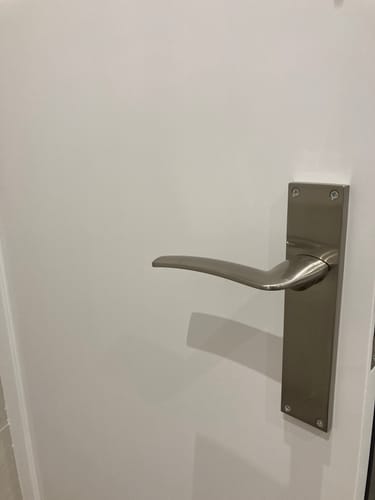 Customer photo review of Manilla modelo '340' con placa rectangular para puertas de zamak acabado níquel satinado