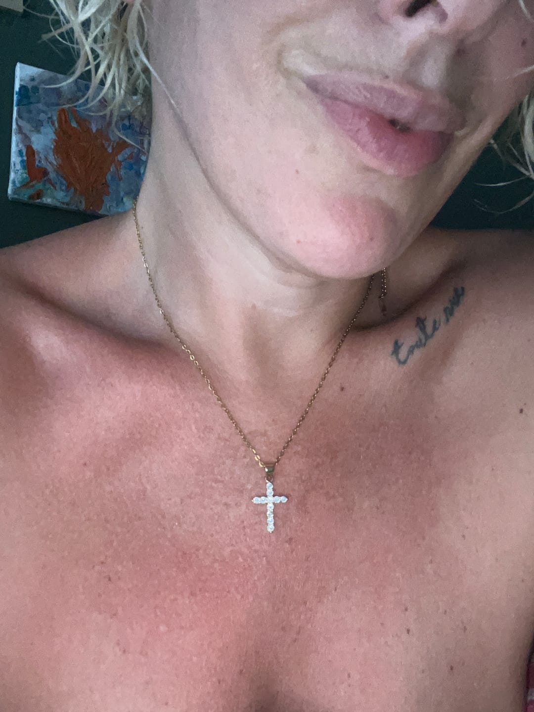 Customer photo review of Collier Croix Cristal Simple