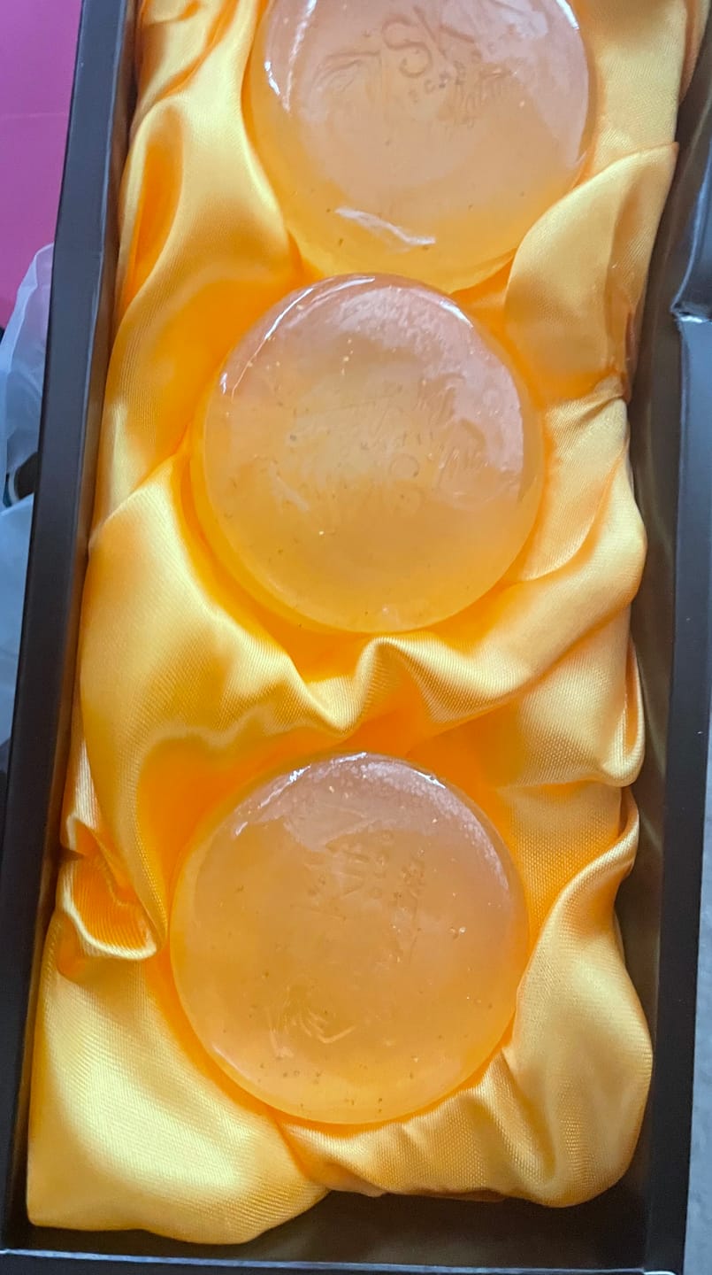 Customer photo review of 24 Kt. Gold Skin Brightening Beauty Bar 100 g + 1 Savon Offert