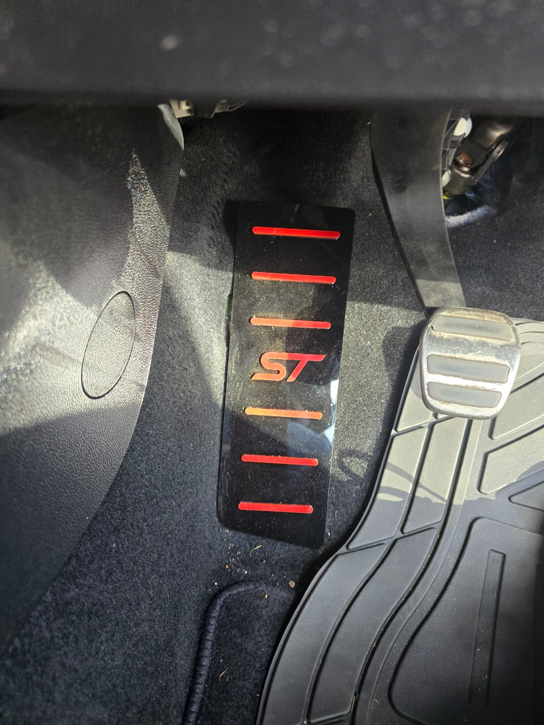 Customer photo review of Mk4/4.5 Focus ST Dead Pedal / Foot Rest Plate  (4D Acrylic)