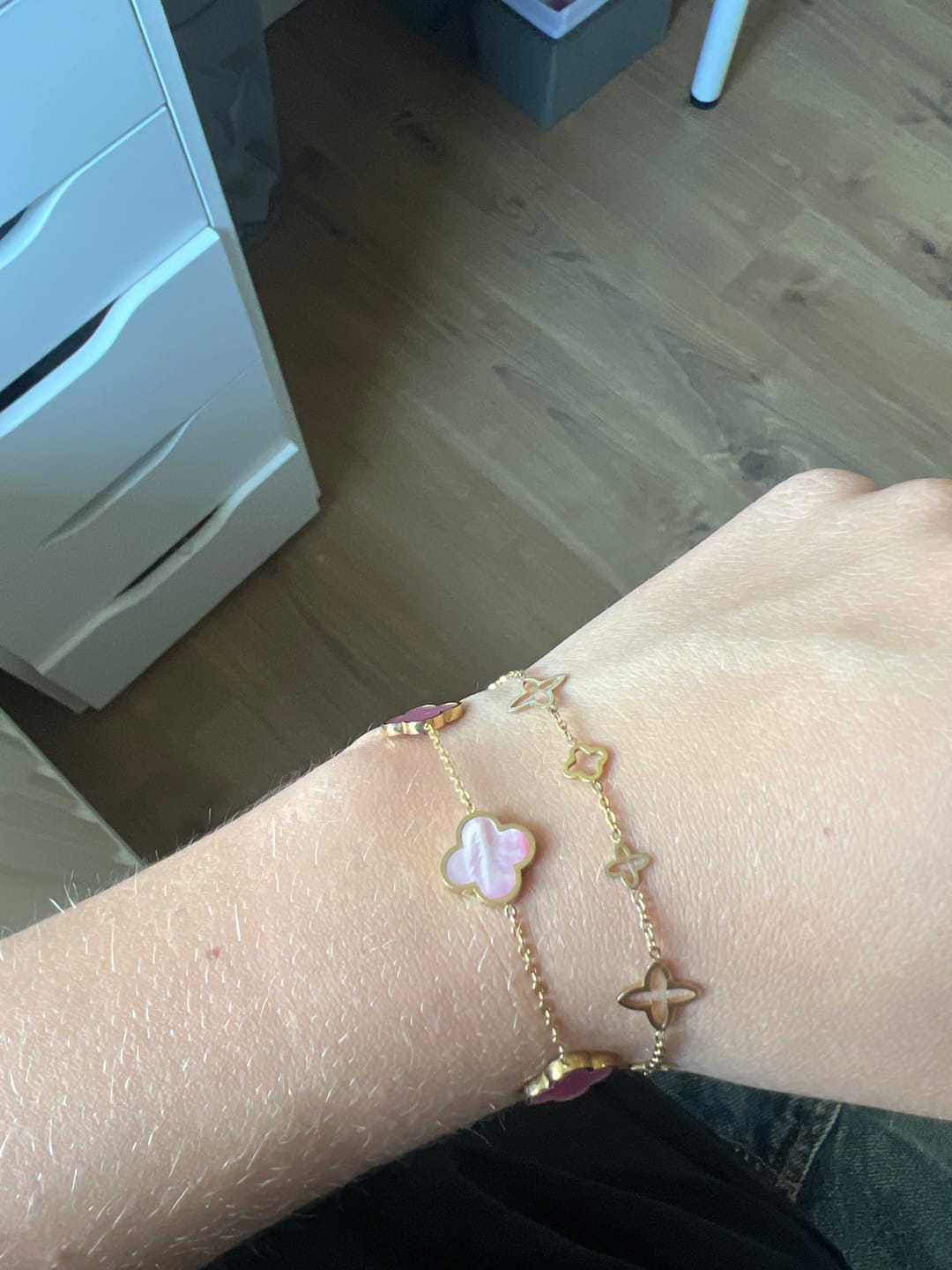 Customer photo review of Rosa Perlmutt Clover Armband | 18K vergoldet