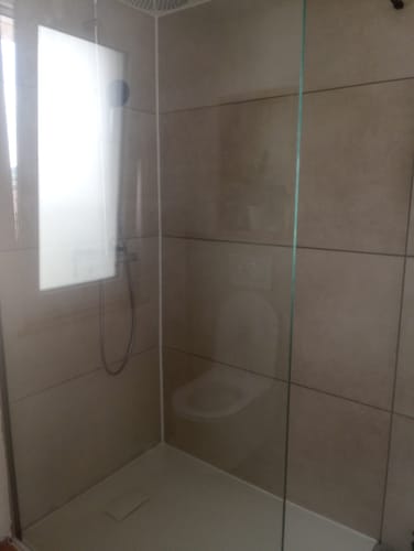Customer photo review of SONNI Begehbare Dusche Duschabtrennung Duschwand 10mm Schwarz Duschabtrennung Duschkabine Nano ESG 80-140cm