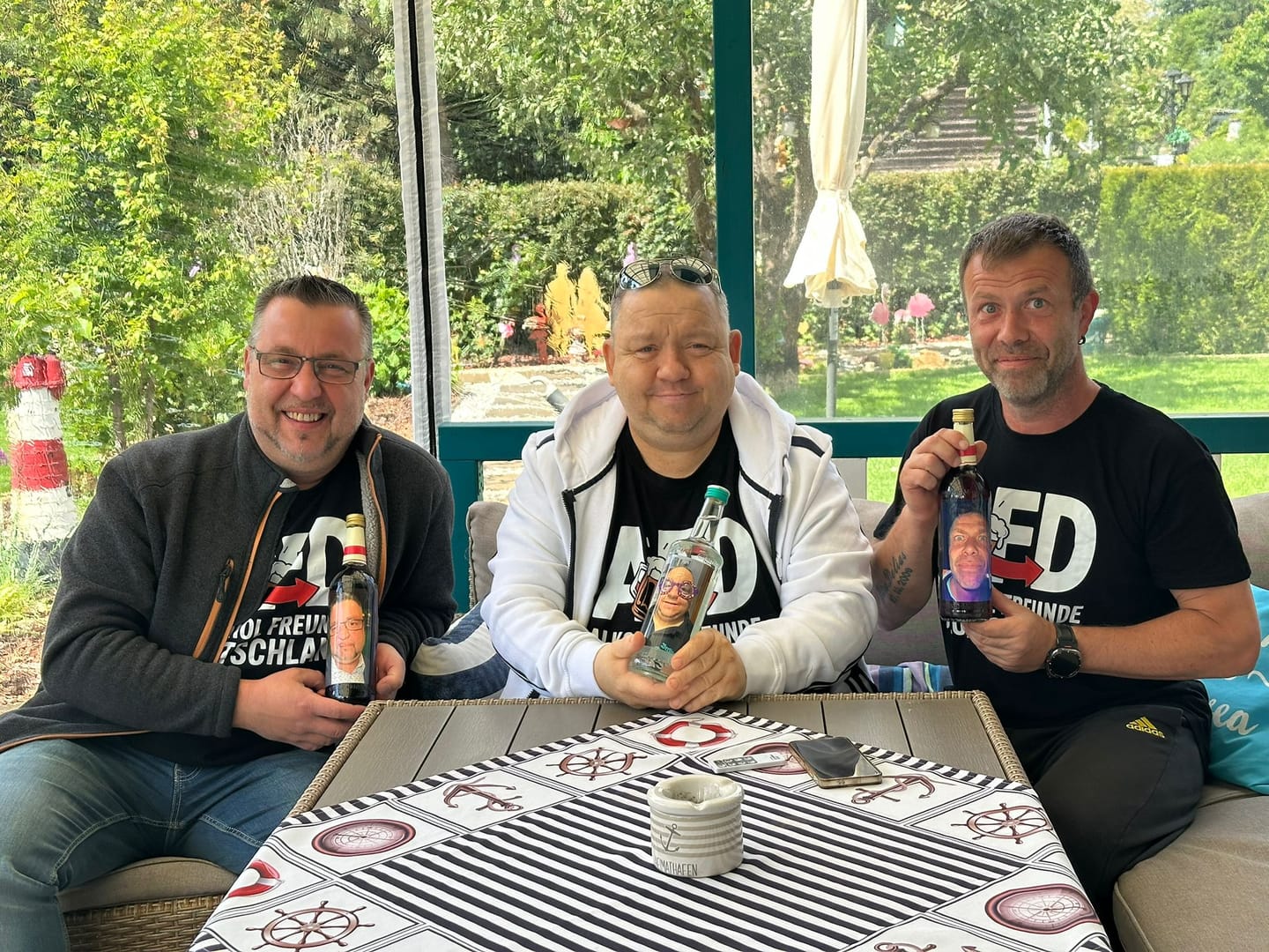 Customer photo review of ALKOHOL FREUNDE DEUTSCHLAND | Premium Shirt Unisex