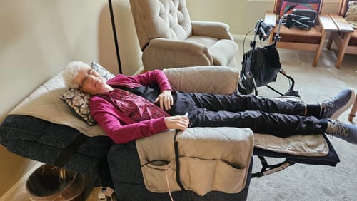Customer photo of an Irene House 9188 lift recliner at home