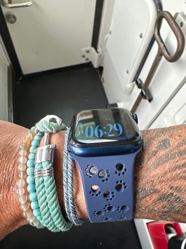 Customer photo review of Apple Watch Silikonband "Pfoten"