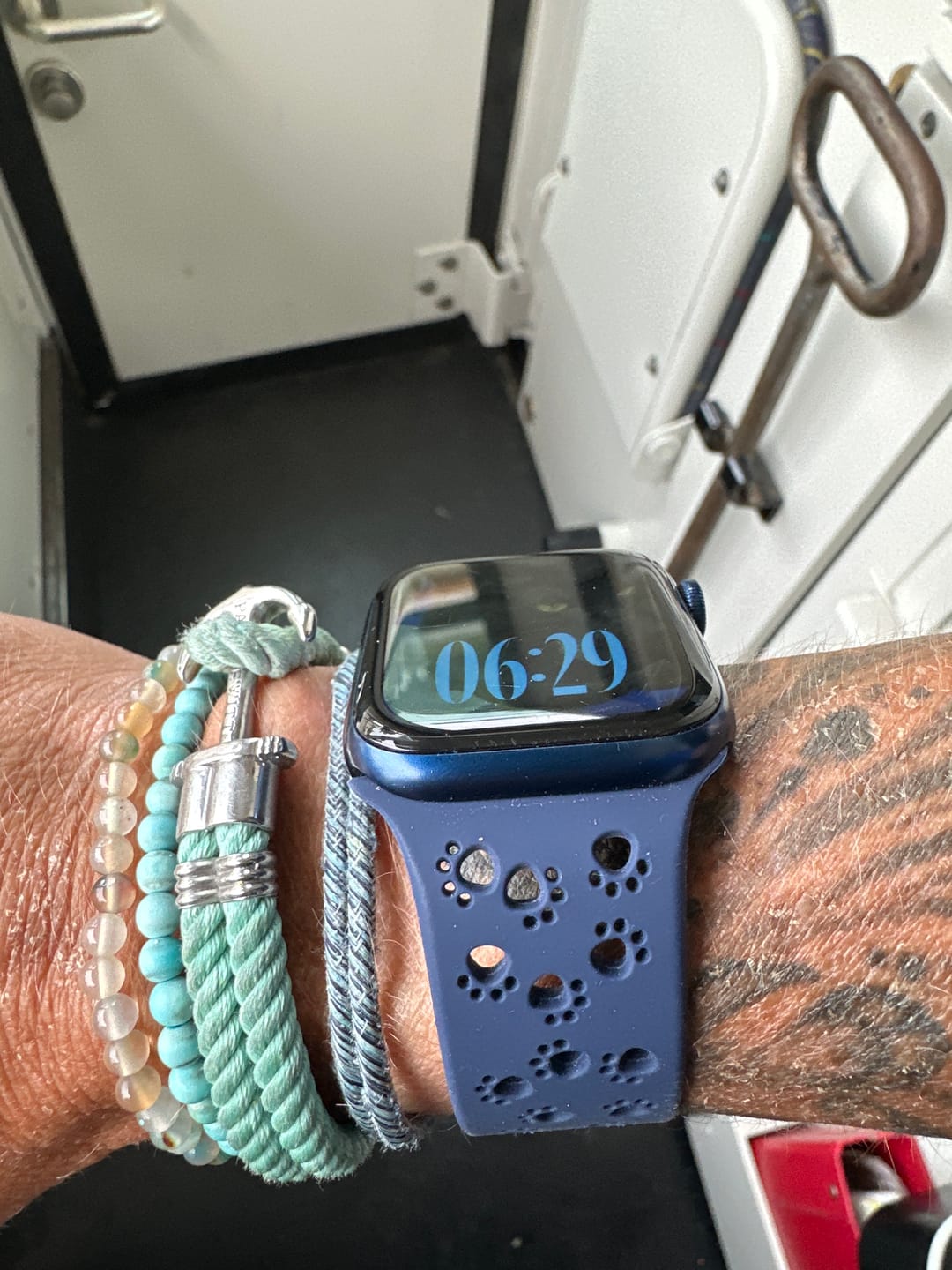 Customer photo review of Apple Watch Silikonband "Pfoten"